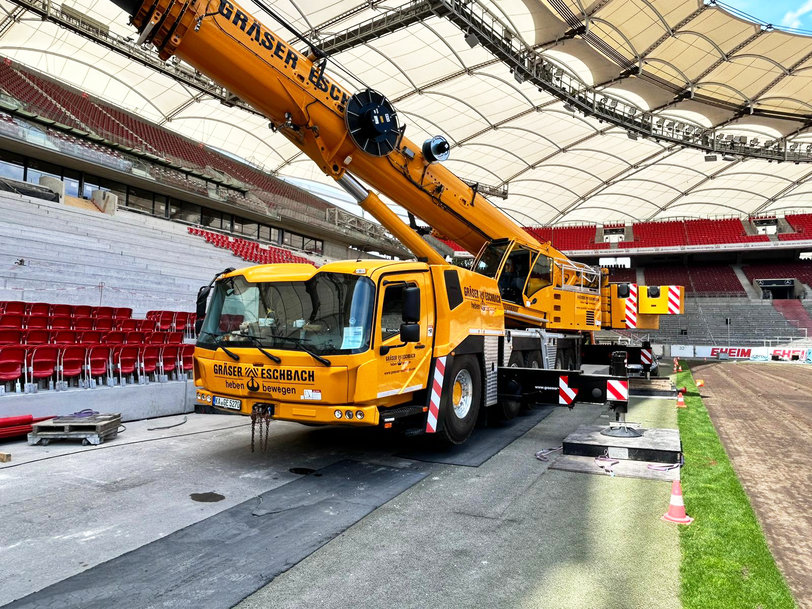 Grove GMK5250XL-1 extends helping hand to German soccer club VfB Stuttgart